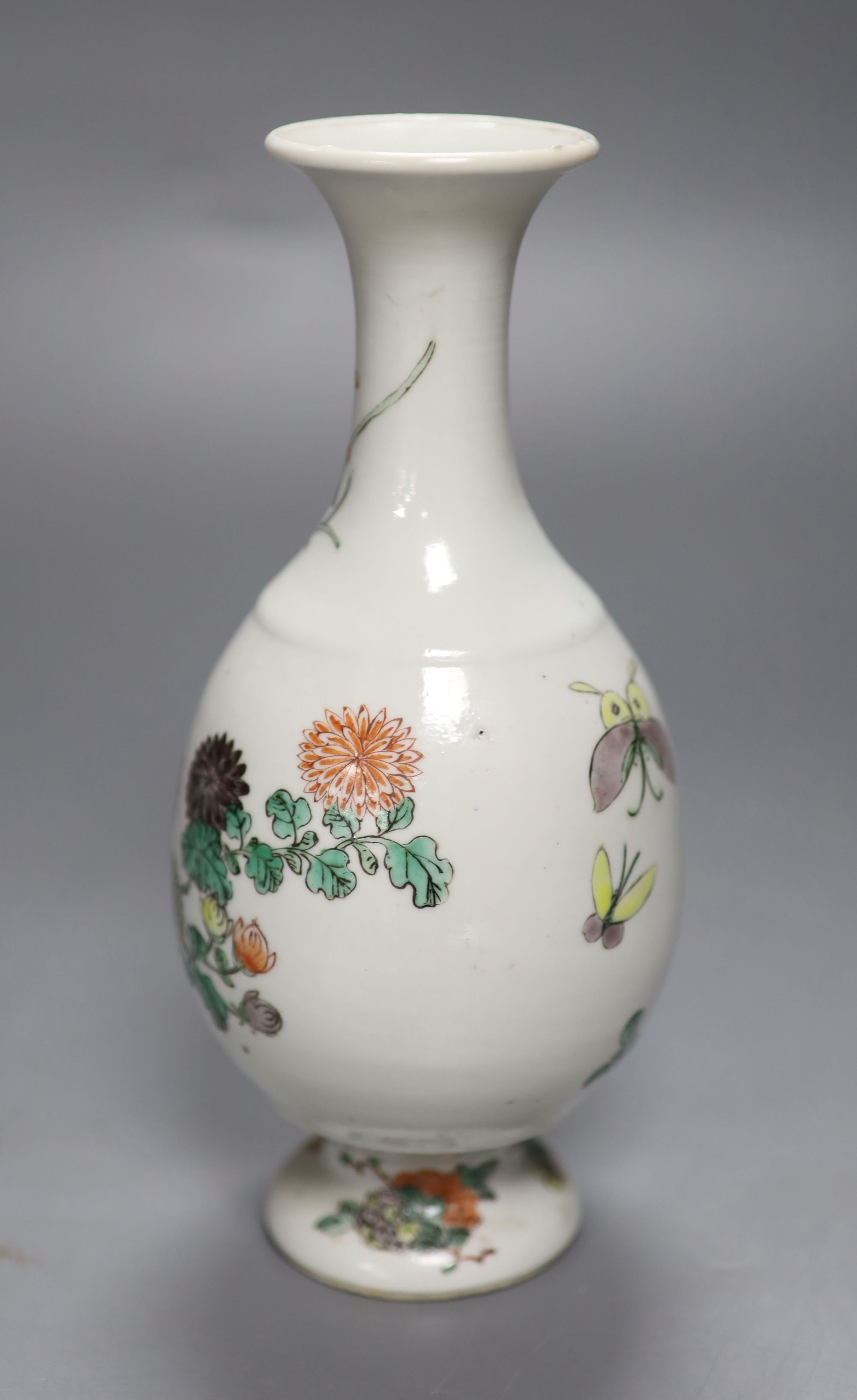 A Chinese famille verte bottle-shaped footed vase, 19th century, H 20cm